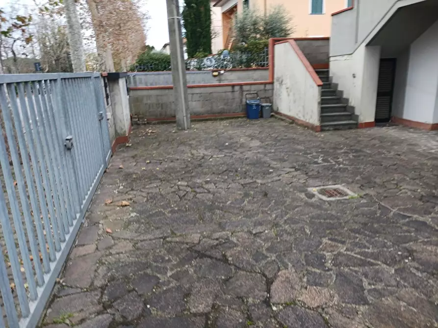 Immagine 6 di Magazzino in affitto  a Calcinaia