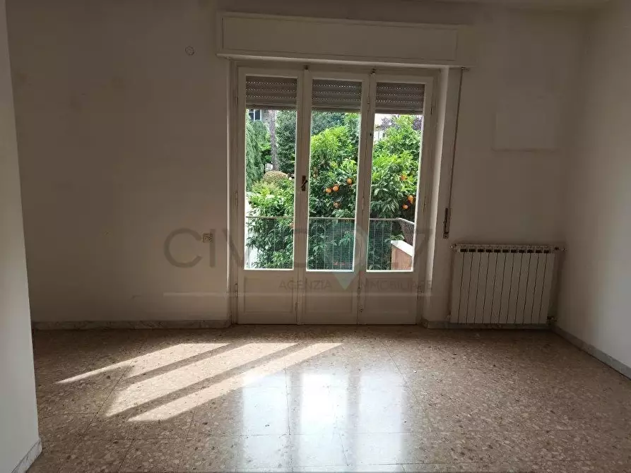 Immagine 2 di Appartamento in vendita  a Massa