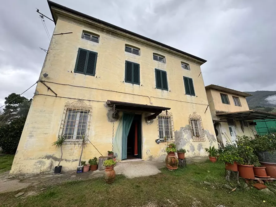 Immagine 1 di Casa colonica in vendita  a Camaiore