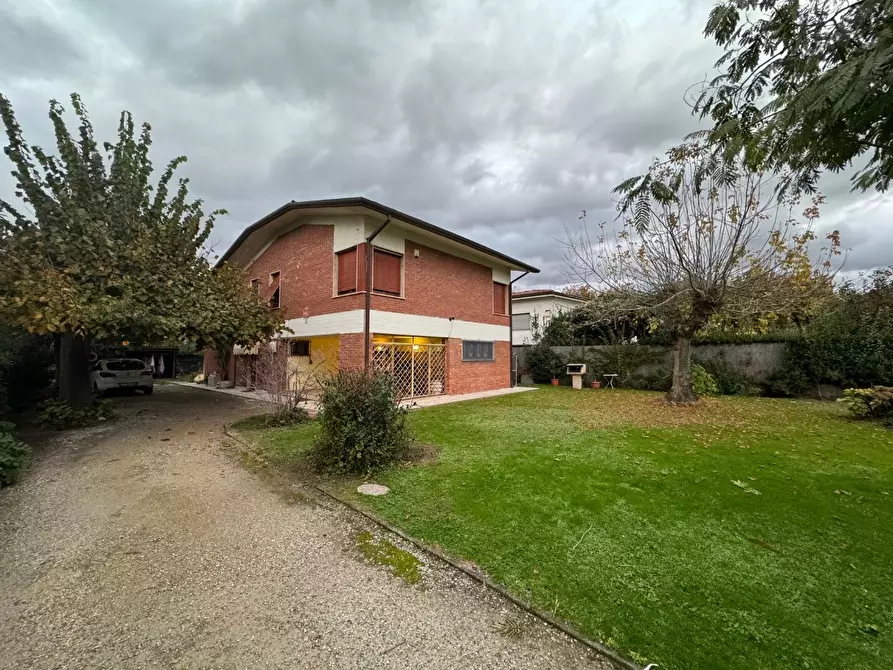 Immagine 1 di Villa in vendita  a Forte Dei Marmi