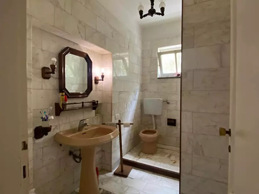 Immagine 17 di Villa in vendita  a Carrara