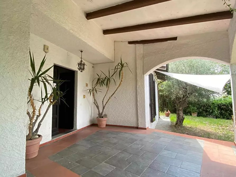 Immagine 12 di Villa in vendita  a Carrara