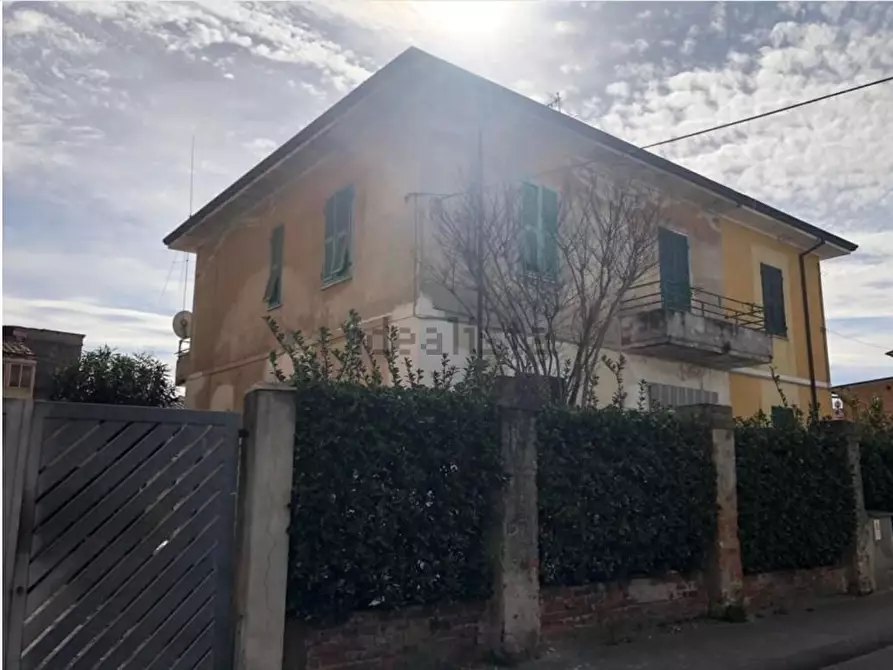 Immagine 1 di Casa bifamiliare in vendita  a Carrara