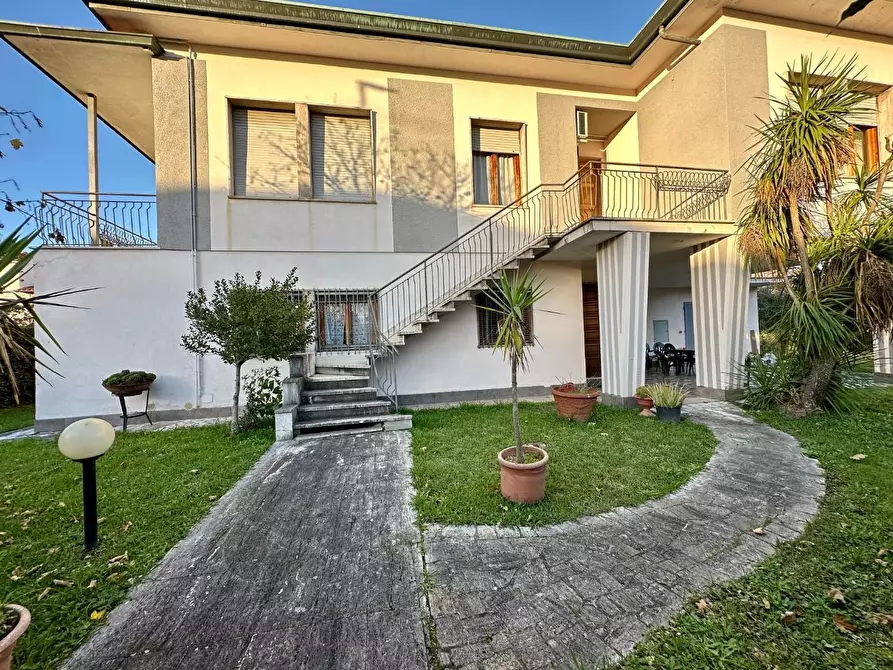 Immagine 1 di Villa in vendita  a Lucca