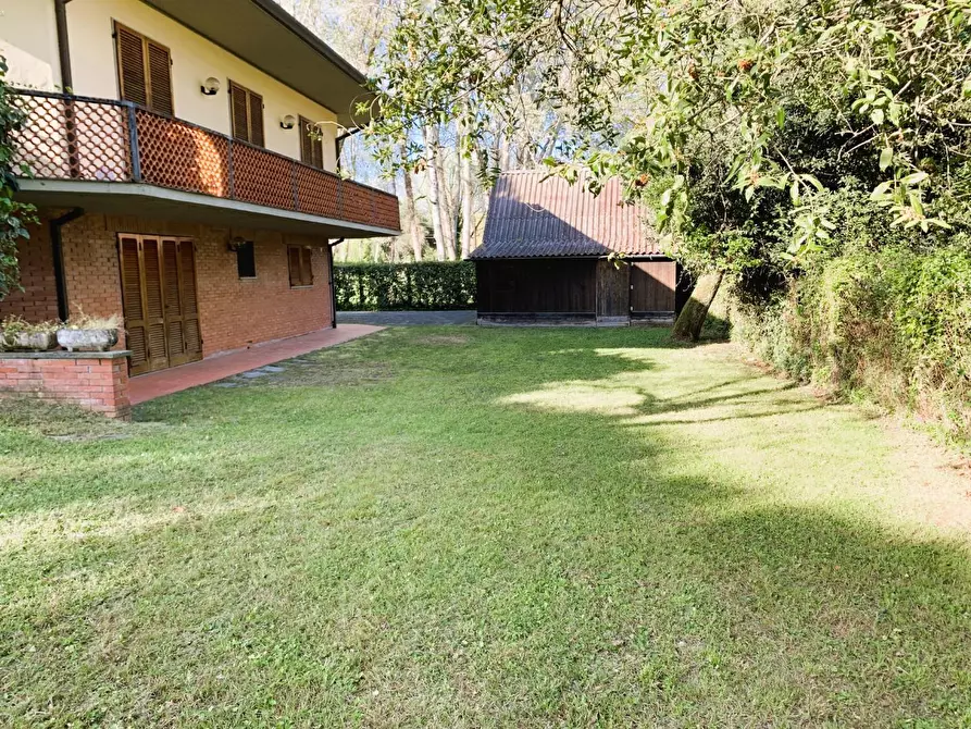 Immagine 7 di Villa in vendita  a Massa