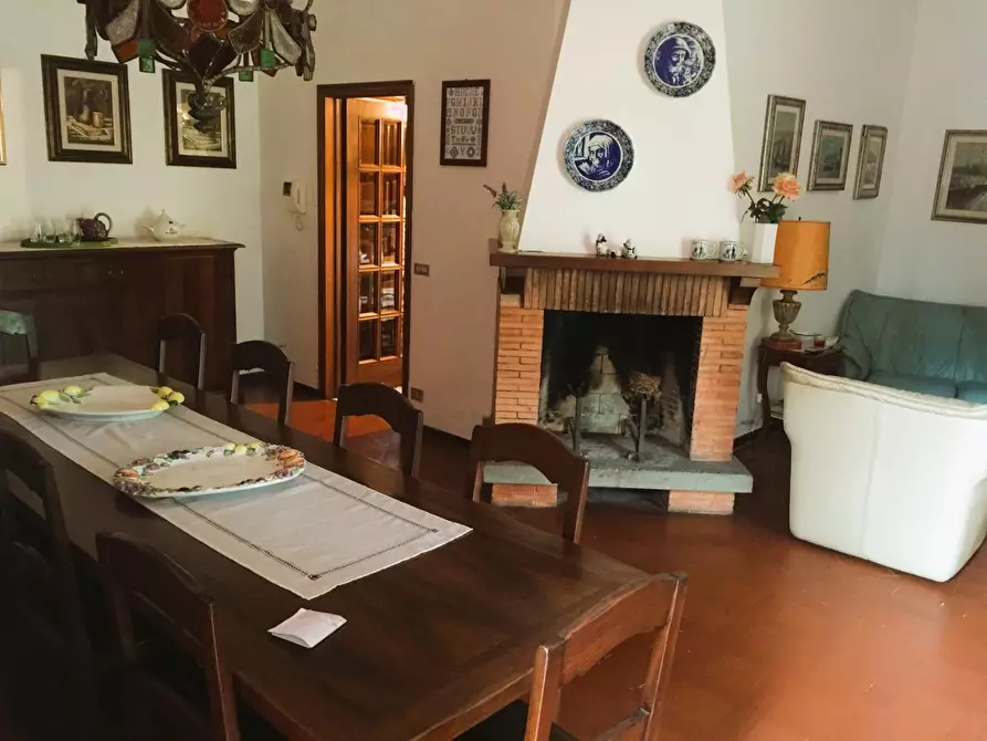 Immagine 10 di Villa in vendita  a Massa