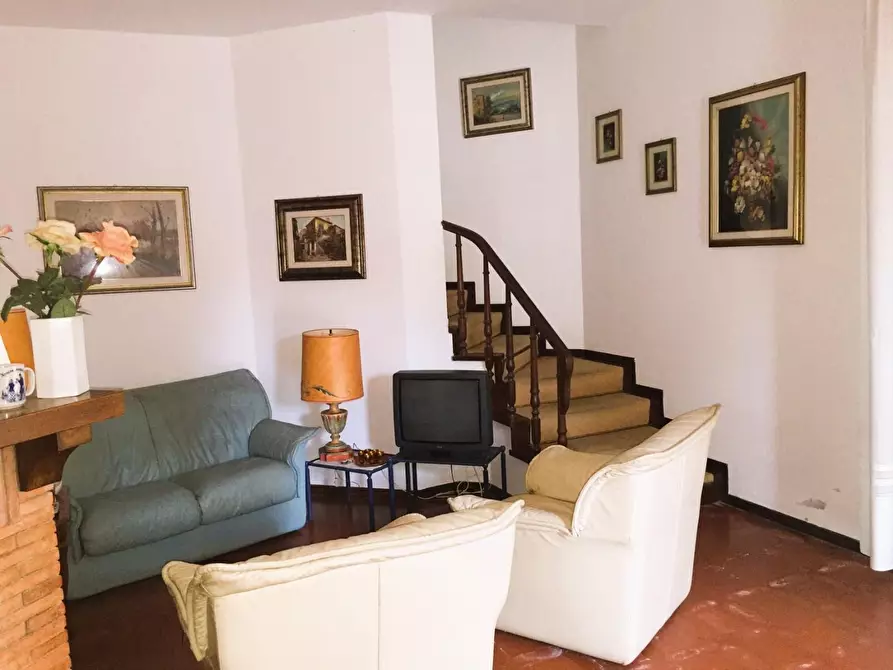 Immagine 13 di Villa in vendita  a Massa