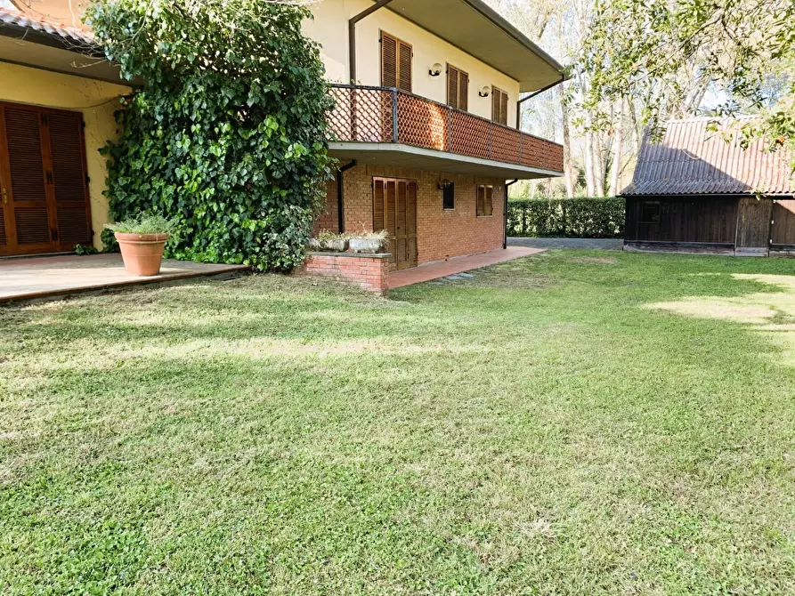 Immagine 6 di Villa in vendita  a Massa