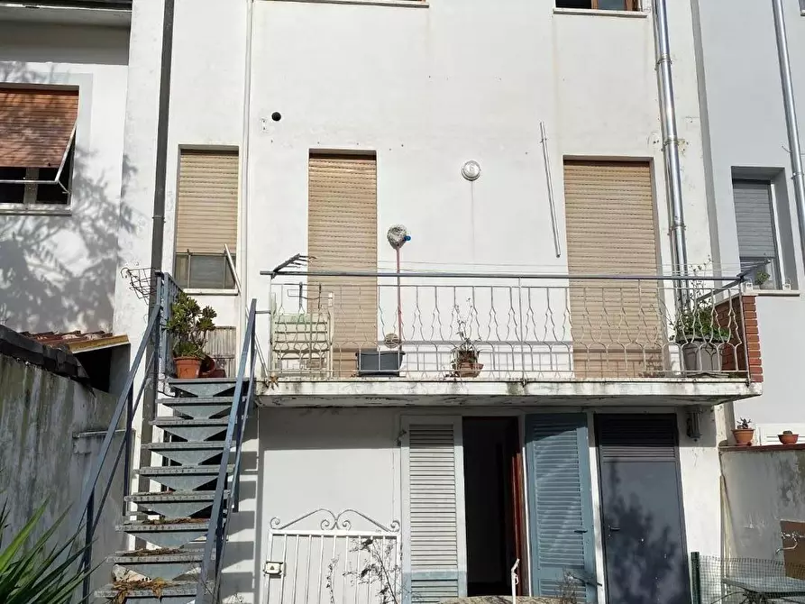 Immagine 1 di Porzione di casa in vendita  a Viareggio