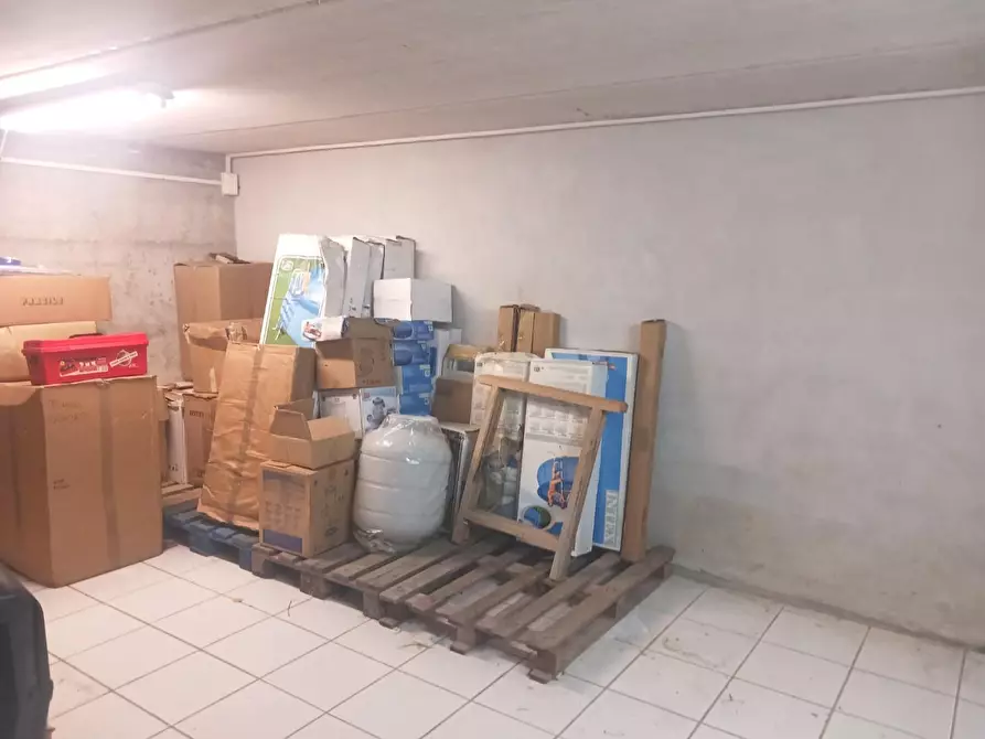 Immagine 2 di Locale commerciale in affitto  a Lucca