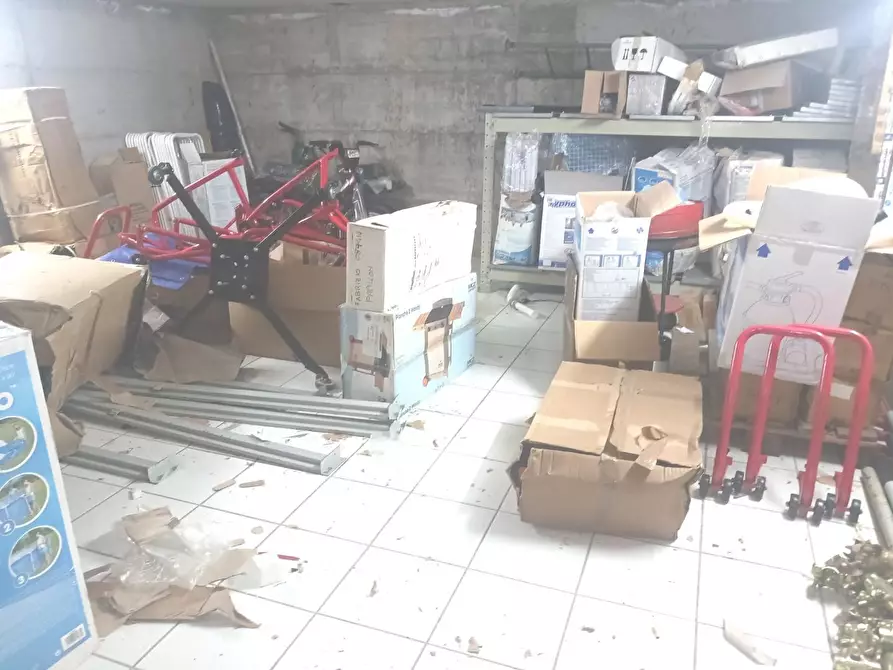 Immagine 4 di Locale commerciale in affitto  a Lucca