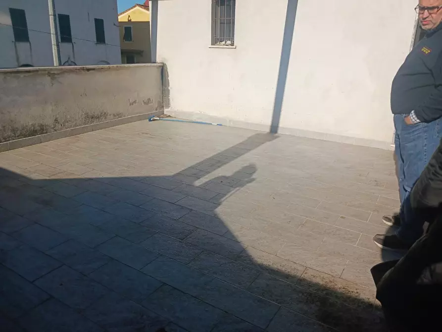 Immagine 8 di Locale commerciale in affitto  a Lucca