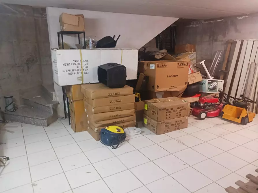 Immagine 3 di Locale commerciale in affitto  a Lucca