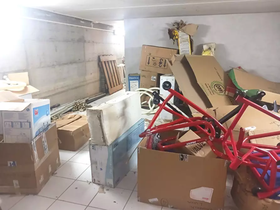 Immagine 5 di Locale commerciale in affitto  a Lucca