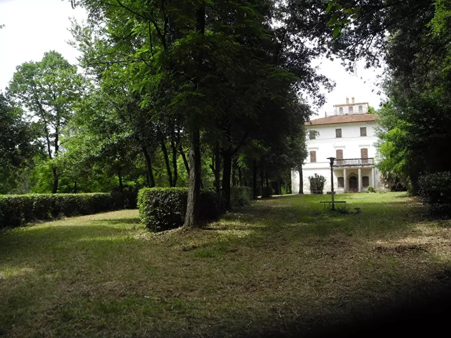 Immagine 1 di Villa in vendita  a Pontedera