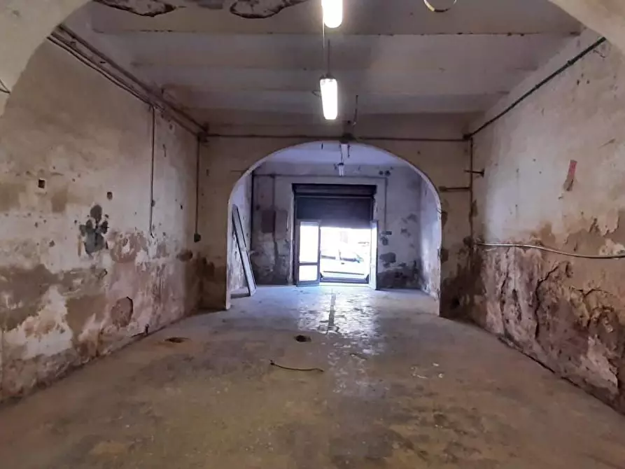 Immagine 2 di Locale commerciale in vendita  a Cecina