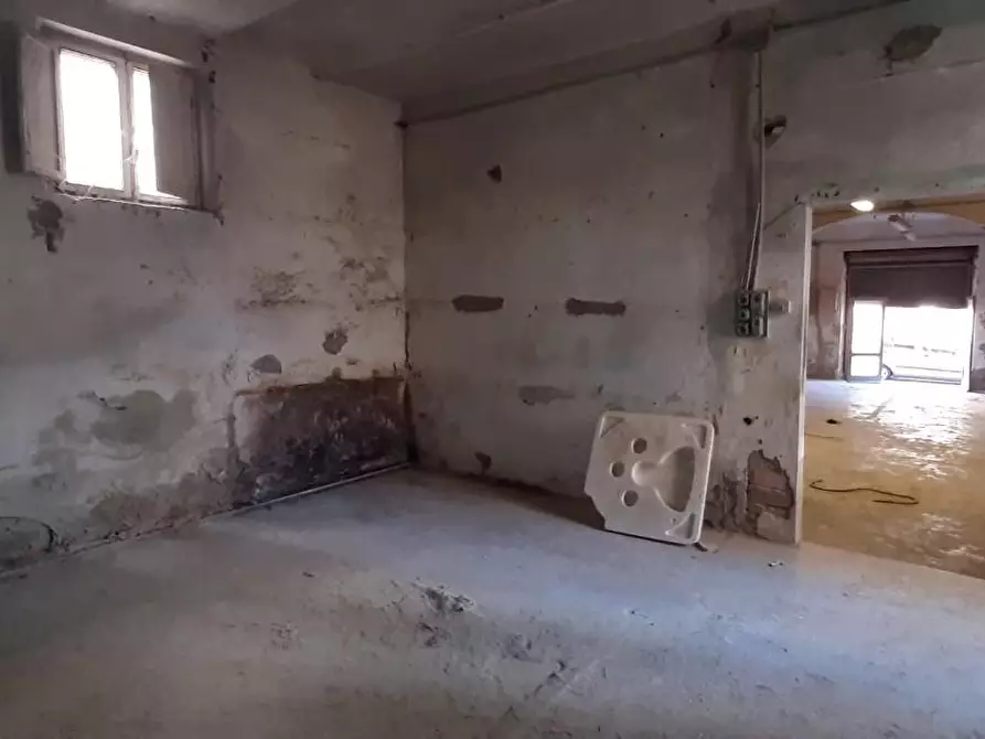 Immagine 7 di Locale commerciale in vendita  a Cecina