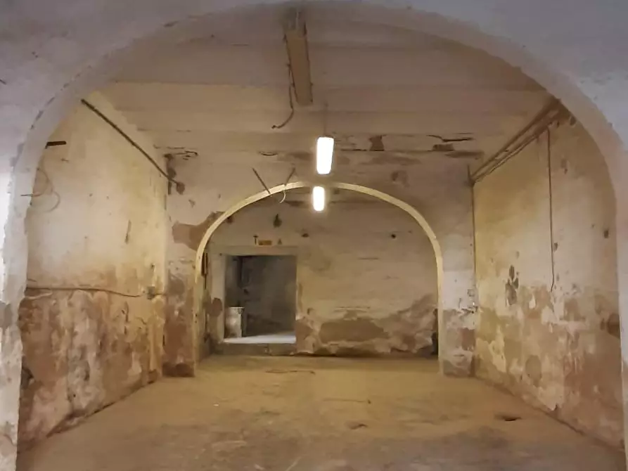 Immagine 4 di Locale commerciale in vendita  a Cecina