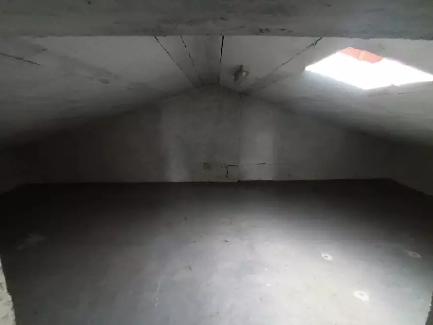 Immagine 13 di Appartamento in vendita  a Lucca