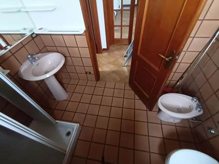 Immagine 21 di Appartamento in vendita  a Lucca