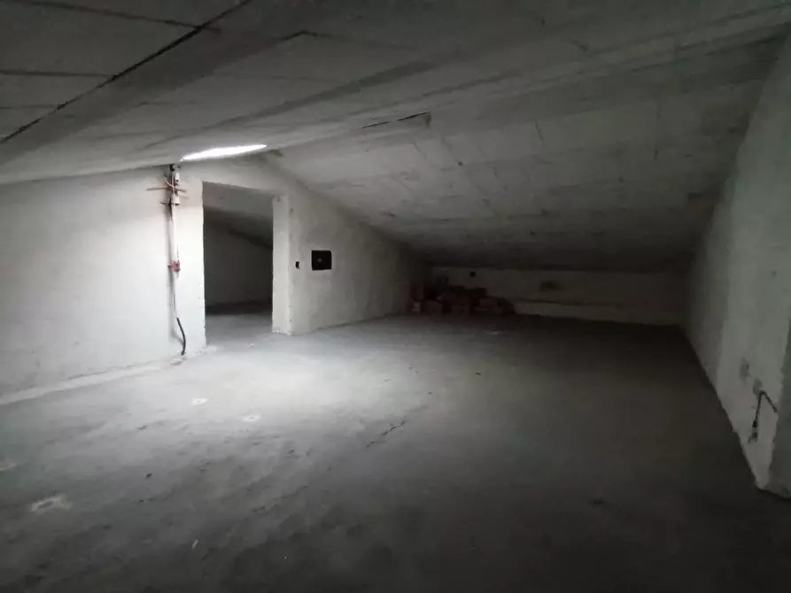 Immagine 16 di Appartamento in vendita  a Lucca