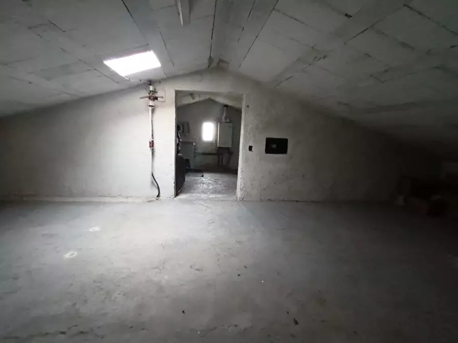 Immagine 15 di Appartamento in vendita  a Lucca