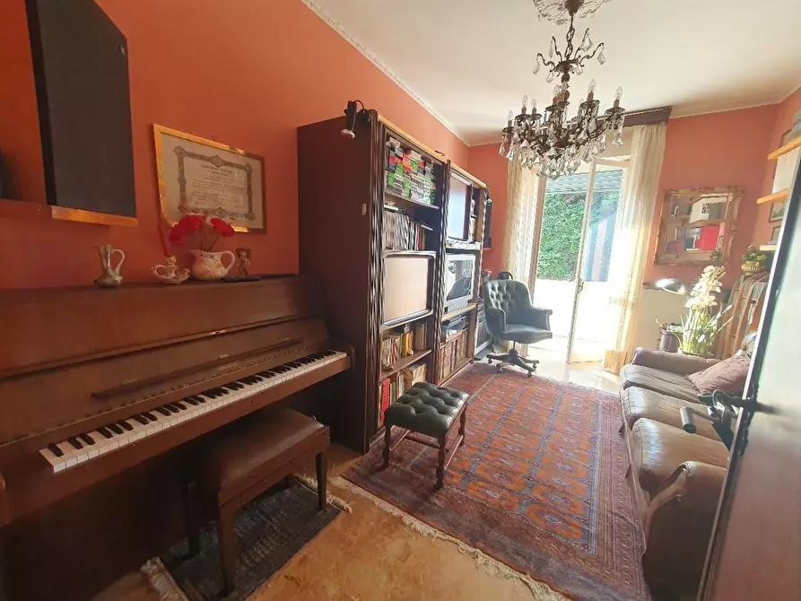 Immagine 11 di Appartamento in vendita  a Massa