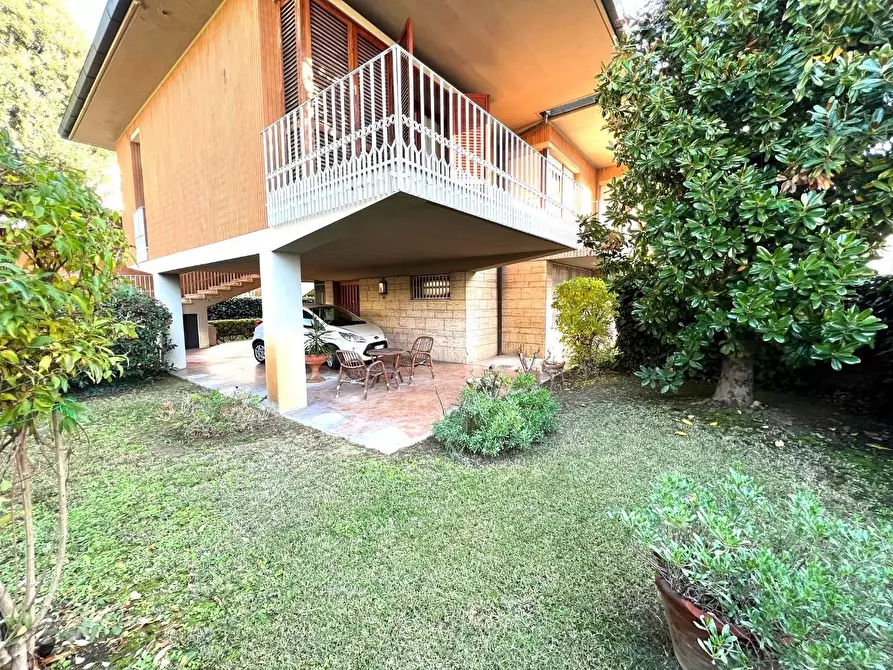 Immagine 1 di Villa in vendita  a Pontedera