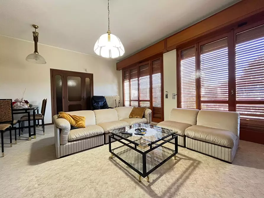 Immagine 2 di Villa in vendita  a Cascina