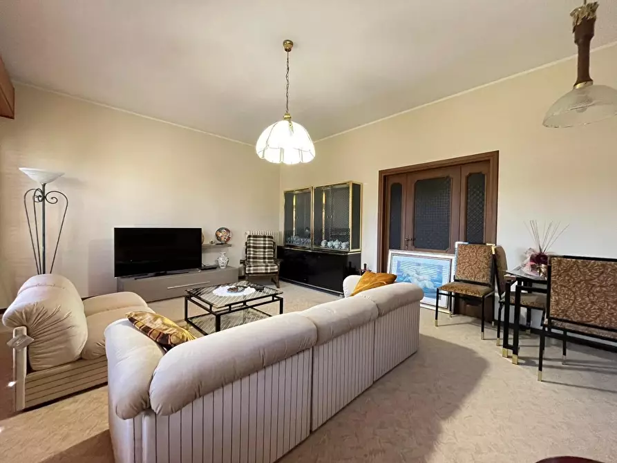 Immagine 4 di Villa in vendita  a Cascina