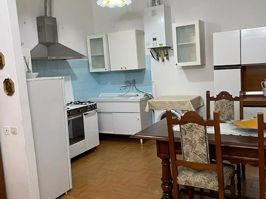 Immagine 2 di Appartamento in vendita  a Carrara