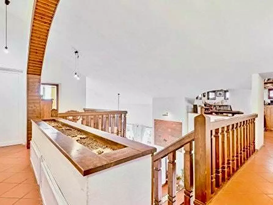 Immagine 11 di Villa in vendita  a Massa