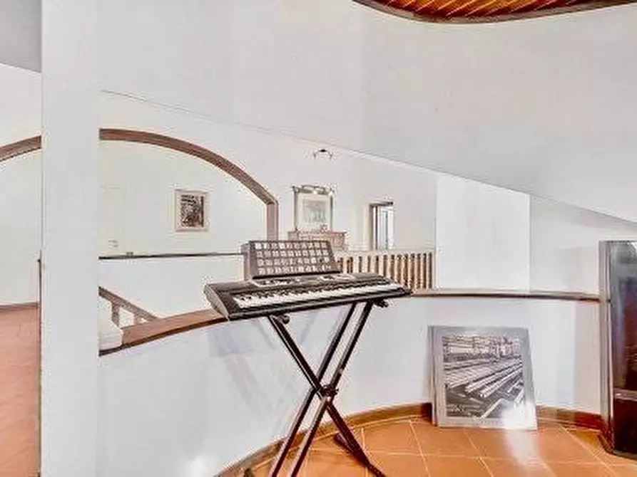 Immagine 12 di Villa in vendita  a Massa