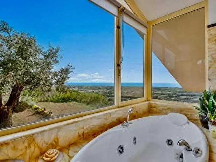 Immagine 17 di Villa in vendita  a Massa