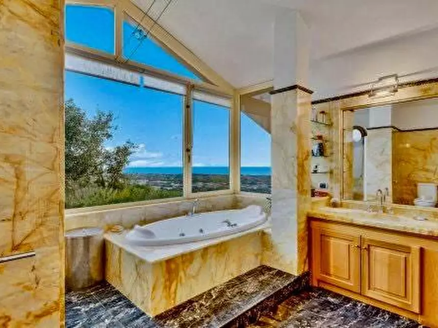 Immagine 16 di Villa in vendita  a Massa