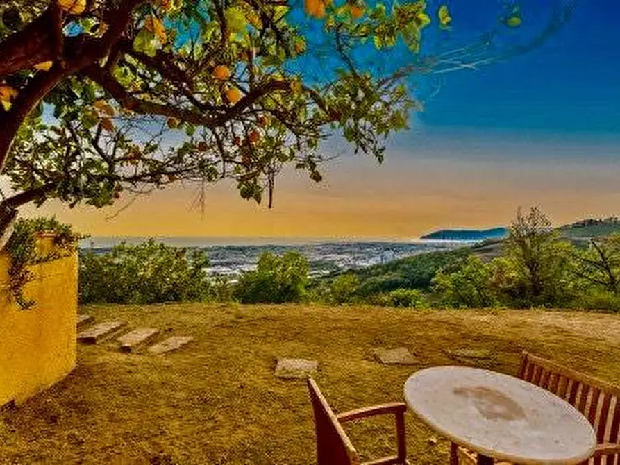 Immagine 7 di Villa in vendita  a Massa