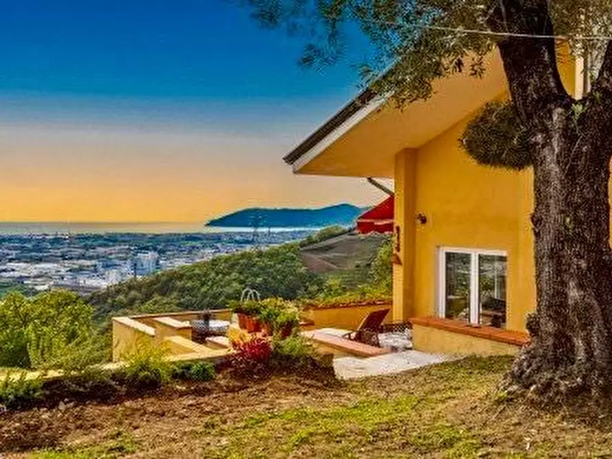 Immagine 2 di Villa in vendita  a Massa