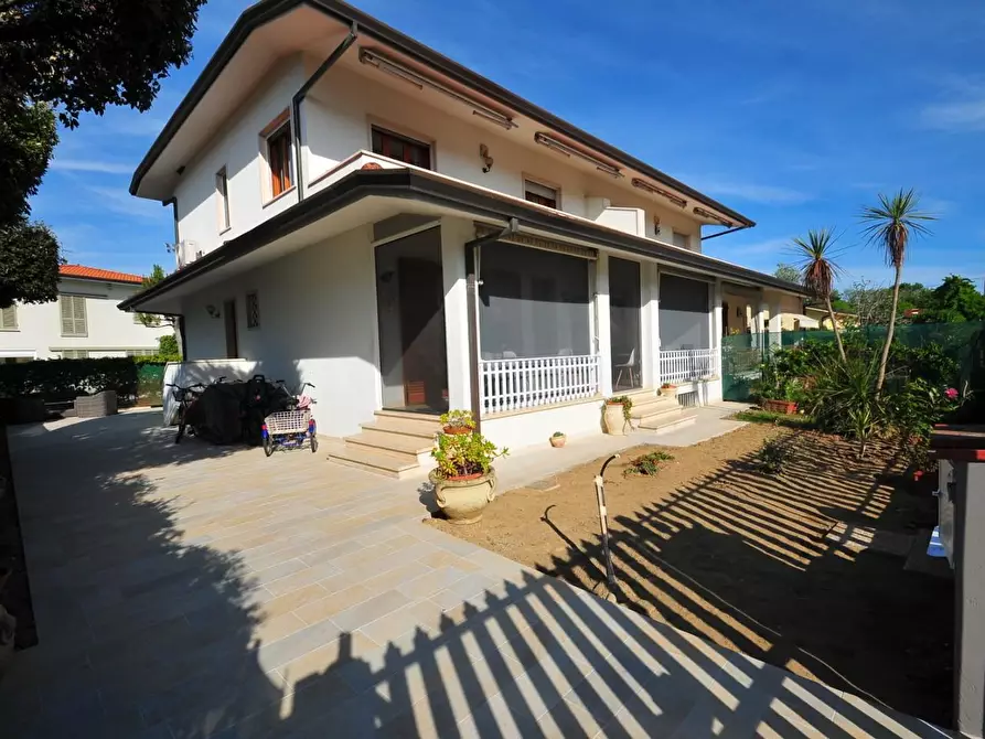 Immagine 1 di Casa bifamiliare in vendita  a Pietrasanta