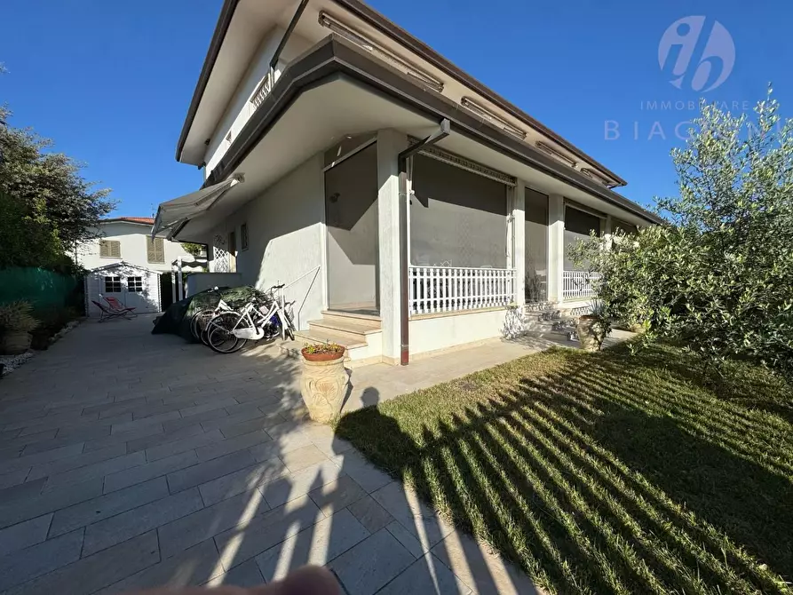 Immagine 2 di Casa bifamiliare in vendita  a Pietrasanta