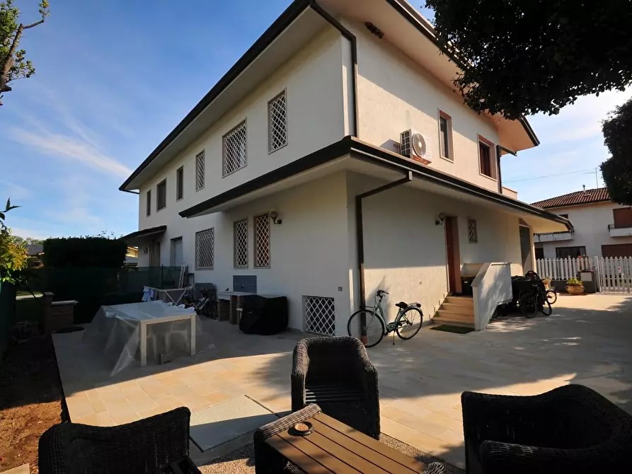 Immagine 2 di Casa bifamiliare in vendita  a Pietrasanta