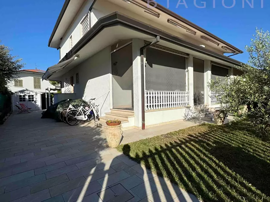 Immagine 1 di Casa bifamiliare in vendita  a Pietrasanta
