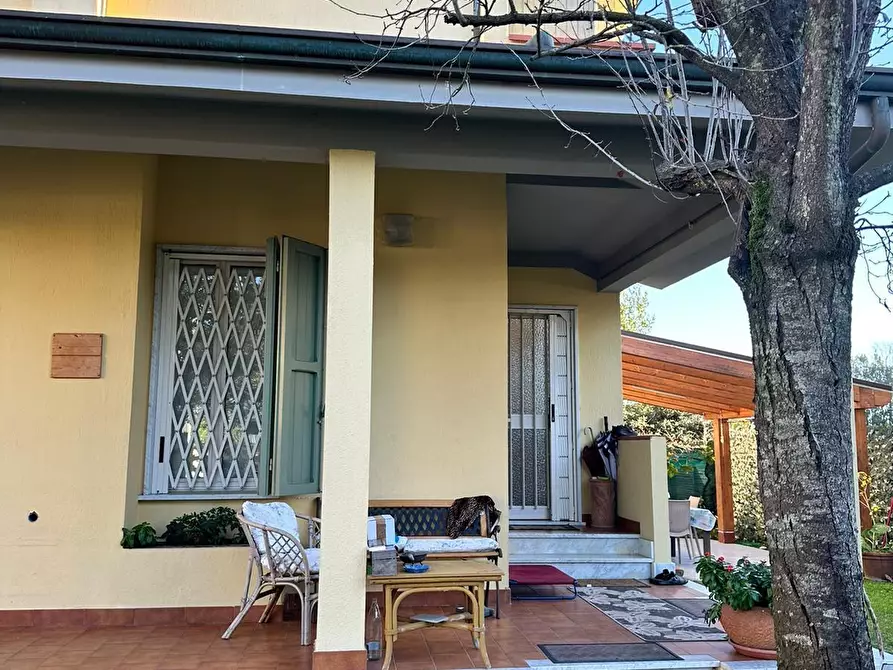 Immagine 4 di Villa in vendita  a Massa