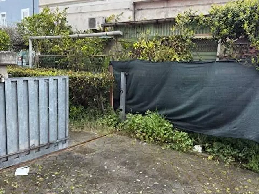 Immagine 14 di Ufficio in vendita  a Carrara