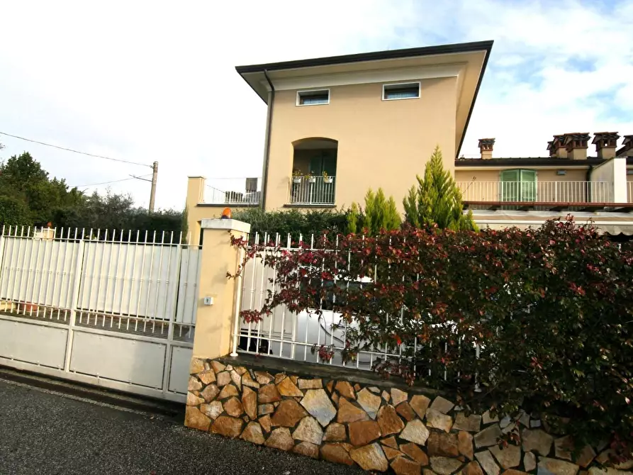 Immagine 27 di Villetta a schiera in vendita  a Carrara