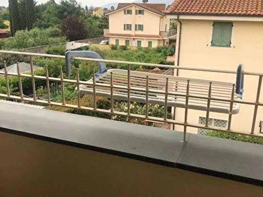Immagine 12 di Appartamento in vendita  a Lucca