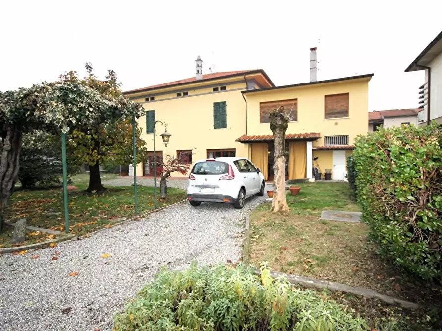 Immagine 1 di Casa bifamiliare in vendita  a Lucca