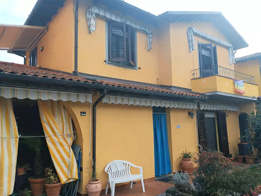 Immagine 1 di Casa bifamiliare in vendita  a Bagni Di Lucca