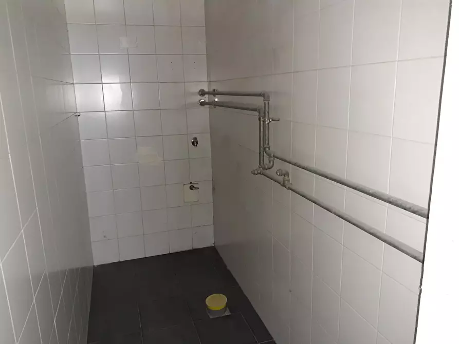 Immagine 8 di Locale commerciale in affitto  a Pontedera