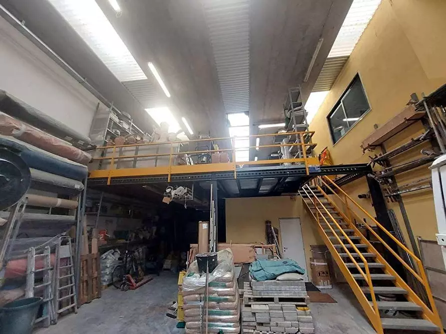 Immagine 21 di Attività artigianale in vendita  a Massa