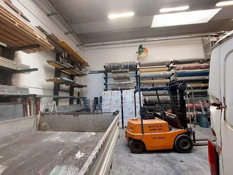 Immagine 22 di Attività artigianale in vendita  a Massa